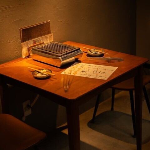 古民家をリノベーションしたシックで気品のある雰囲気が魅力。木の温かみを感じさせる上品な空間は趣があり、世代を問わずリラックスできます◎2~6名様用のテーブル席は、親しい方とのお食事など幅広くご利用いただけます。