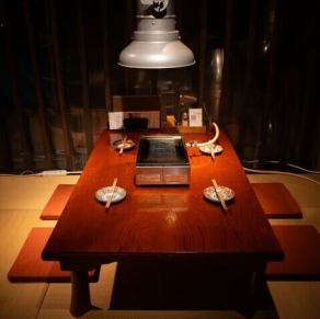 大人数でのご利用大歓迎！当店は広々とした座敷もご用意しています！座敷は5名様でご利用いただくことができて、２つの座敷をご利用いただくことで最大10名様まで対応しています！ぜひ宴会利用の際は当店にご来店をお待ちしております！