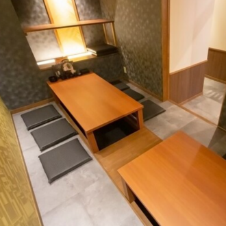 【お座敷個室】当店の個室は最大10名様まで収容可能で、完全にプライベートな空間です。周囲の目を気にせず、リラックスした状態で絶品料理がお楽しみいただけます。足を伸ばして心地よく過ごせる環境は、小規模宴会から大型宴会まで対応可能。大変お得なコースもございます!個室のご予約は前日までに必須となります。