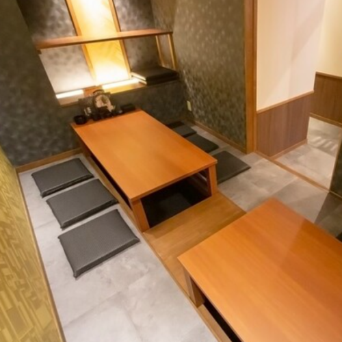 【お座敷個室】当店の個室は最大10名様まで収容可能で、完全にプライベートな空間です。周囲の目を気にせず、リラックスした状態で絶品料理がお楽しみいただけます。足を伸ばして心地よく過ごせる環境は、小規模宴会から大型宴会まで対応可能。大変お得なコースもございます!個室のご予約は前日までに必須となります。