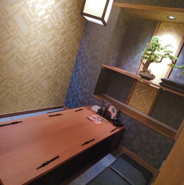 【完全個室もご用意！】当店は5名～最大10名様までご利用頂ける掘りごたつタイプの完全個室をご用意しております。店内は、落ち着いた雰囲気で足を伸ばしてゆったりと寛げるお席です！ご家族やデート、友人とのランチ会や飲み会などのご利用におすすめ★ぜひお気軽にご利用ください。※個室/半個室は前日までに要予約必須。