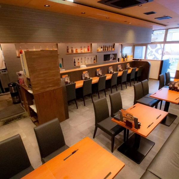 【モダンで落ち着いた店内】ラーメン店の装いの外観とは異なり、店内は居酒屋のような広々スペースの空間。お席はカウンター14席・テーブル16席・個室20席の全50席をご用意しております！ランチでのご利用をはじめ、夜はお一人様やお仕事帰りにワイワイと楽しむのにもピッタリ◎