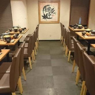【テーブル席】木目を基調とした明るい店内には、4名様用のテーブル席が4つご用意されています。足元ゆったりのお席で、広々としたスペースで美味しい料理を心ゆくまで堪能できます。お仕事帰りのお食事や、ご家族、気の合う仲間との楽しいひとときに最適です。