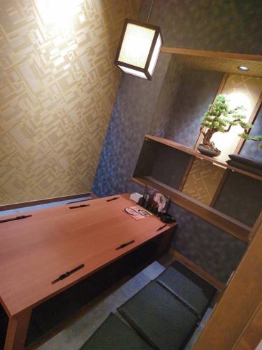 【半個室】最大10名様までご利用いただけるボックス席の半個室を完備しています。小規模な宴会や落ち着いたランチに最適で、お子様連れのご家族や女子会、ママ友会にもおすすめです。予約は前日までにお願いしておりますので、ぜひお早めにお問い合わせください。