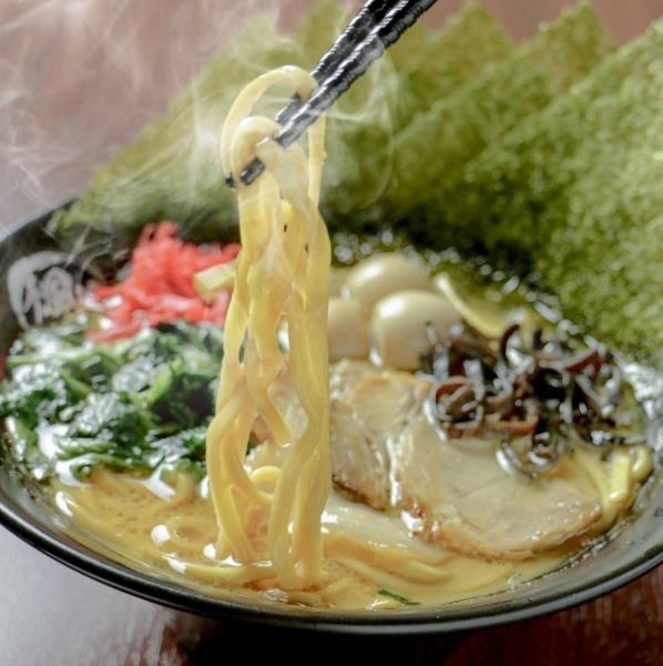 【楓花亭のイチオシ！】濃厚豚骨×特製鶏油の濃厚スープが極太麺と絶妙に絡んだ家系ラーメン