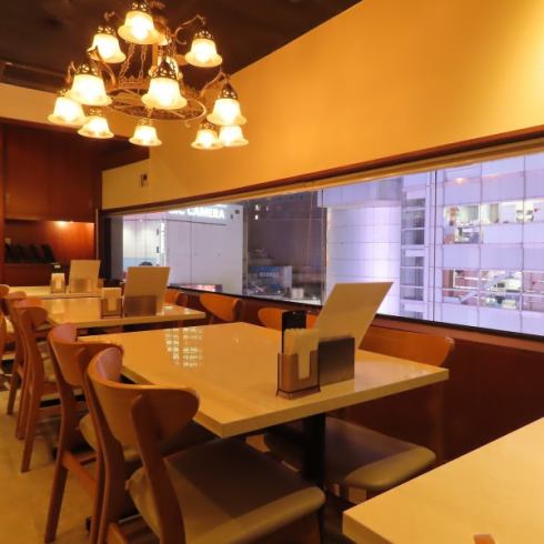 12名様前後でご利用いただける完全個室！モニターも完備です◎