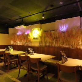 *The place to enjoy Korean cuisine and photogenic photos* The interior of the restaurant, with its Korean retro and neon design, is a stylish space that will make you want to take photos at every seat.Most of the seating is at tables that seat 2-4 people, making it perfect for girls' nights, dates, and activities related to your favorite idol.This is a popular table area where you can enjoy taking great photos along with your meal.