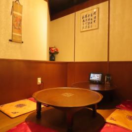 *Enjoy the authentic Korean food stall atmosphere*There are two private tatami rooms (for 3-4 people and 3-6 people).We have two private tatami rooms available, one for 3-4 people and one for 3-6 people.It's a relaxing space where you can take off your shoes and relax, making it perfect for families, small girls' get-togethers, or any occasion where you want to have a leisurely chat.