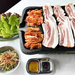 ＊本格韓国式・厚切り生サムギョプサル（1人前）＊