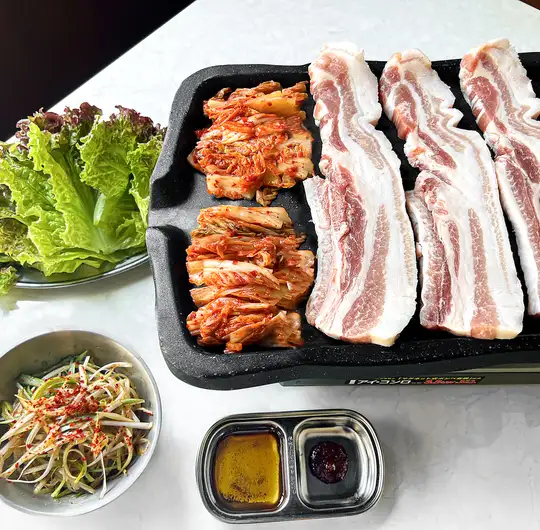 ＊韓国料理といえば定番＊≪厚切り熟成サムギョプサル≫～包んで楽しむ韓国焼肉～