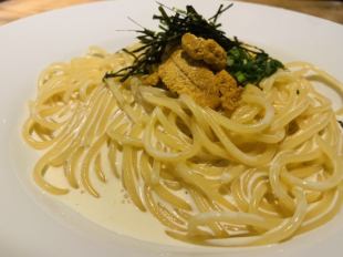 Cream pasta with plenty of raw sea urchin