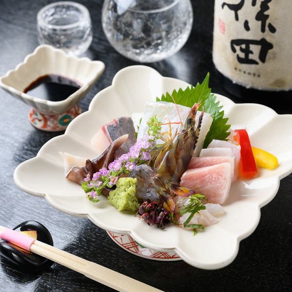 每天早上在市場上嚴選大量時令海鮮製成的上等生魚片！[時令生魚片拼盤] 2,200日元起