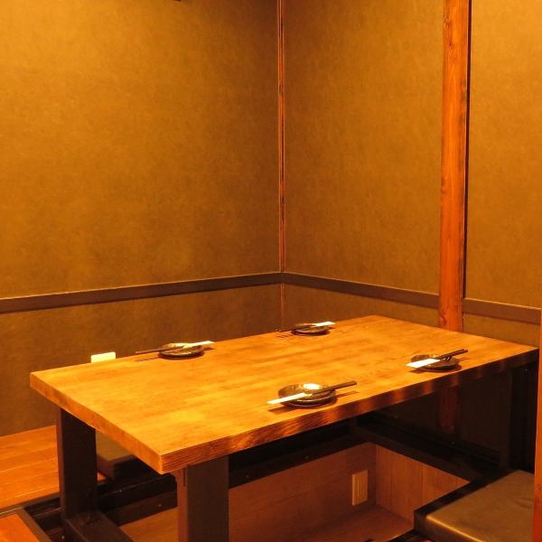 【ゆっくり寛げる掘りごたつ個室】店内は座敷席と個室の掘りごたつ席を完備♪外観はお洒落ですが、店内はとても落ち着いたシックな雰囲気なので、ゆっくりお酒とお料理をお楽しみいただけます。足を伸ばしてごゆっくりお寛ぎください。ご宴会や女子会、ママ会にもオススメです♪東加古川に来たら『かたりば竜』へ！