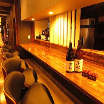 吧台的椅子是優雅的沙發座位！您可以放鬆並享用飲料和餐點。無論您想快速喝一杯還是悠閒地喝一杯，它都非常適合多種用途。