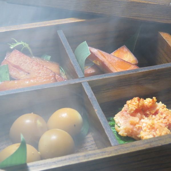 味と『香り』を愉しんで。常連人気No.1！かたりば竜　特製の『燻製玉手箱』