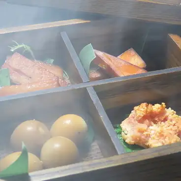 尽情享受它的味道和香气。本店最受常客欢迎的商品！特制熏肉，450日元起。