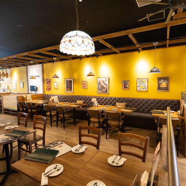 【開放的な店内◆】ゆったり落ち着きながらお食事を堪能できる店内。お席は、ご家族連れや女子会などにぴったりな開放的なテーブル席、調理風景を見ながら大切な方とのデートに最適なカウンター席をそれぞれご用意しております。ご要望に合わせてお席も可能な限りご案内いたしますのでお気軽にお申し付けください