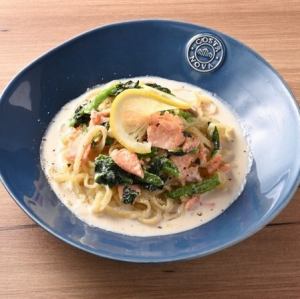 サーモンとほうれん草のクリームパスタ