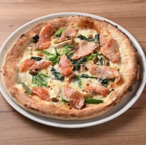 サーモンとほうれん草のクリームピッツァ