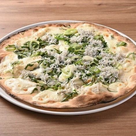 Kujo leek and whitebait pizza