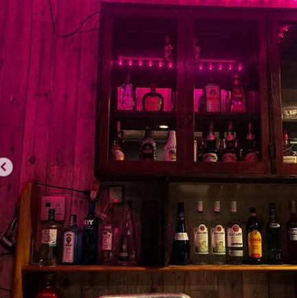 カラオケ歌い放題!お酒片手に楽しむBAR♪