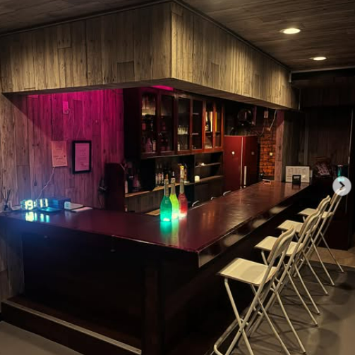 落ち着きのある大人のムードが漂う店内は居心地良く、お一人様でも気兼ねなくおくつろぎいただけます。カウンター席でのんびりグラスを傾ける、自分だけの贅沢な時間をお過ごしください。