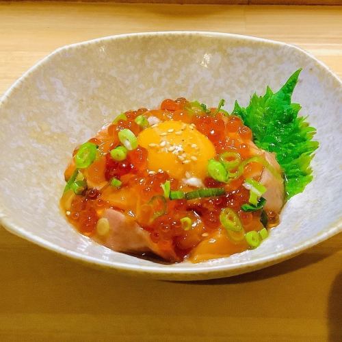 サーモンいくらユッケ