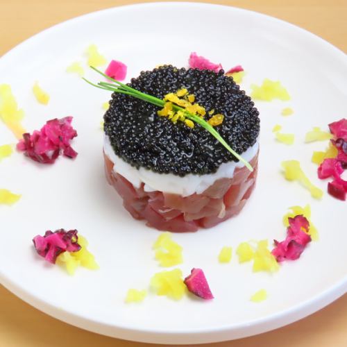 マグロとイカのタルタル キャビア乗せ