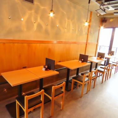 最大16名様まで対応可能のテーブル席。照明がほんのり灯るしっとりした雰囲気は大人の宴会にぴったりです。大人の隠れ家で旨い酒と肴を。