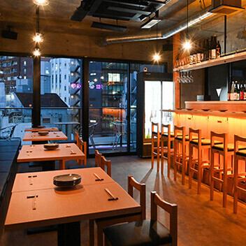 渋谷駅近く、木の温もりとおしゃれな照明が魅力の居酒屋。女子会やひとり飲みにもぴったりの癒し空間です。ナチュラルで落ち着いた店内は、写真映えも◎。渋谷で気軽に楽しめる、女性に人気の居酒屋です。都会の喧騒を忘れる、やさしい灯りの隠れ家居酒屋。渋谷でおしゃれに飲みたい女性におすすめ。