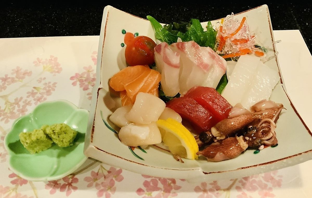 Fresh sashimi is perfect with delicious sake!