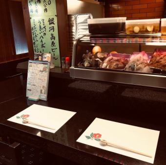 カウンターのお席もオープンキッチンをながめながら!