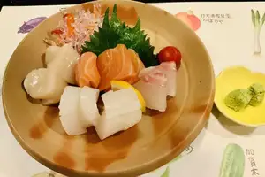 Assorted sashimi
