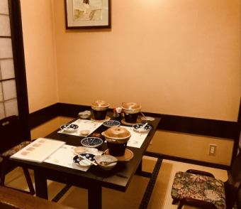 セピア色の落ち着いた雰囲気の個室風のお座敷になっております。3名様から5名様のお部屋です。