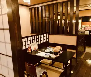 2名様から6名様位のお座敷が色々ございます。お部屋は個室風になっておりまして、障子と衝立で仕切っております。
