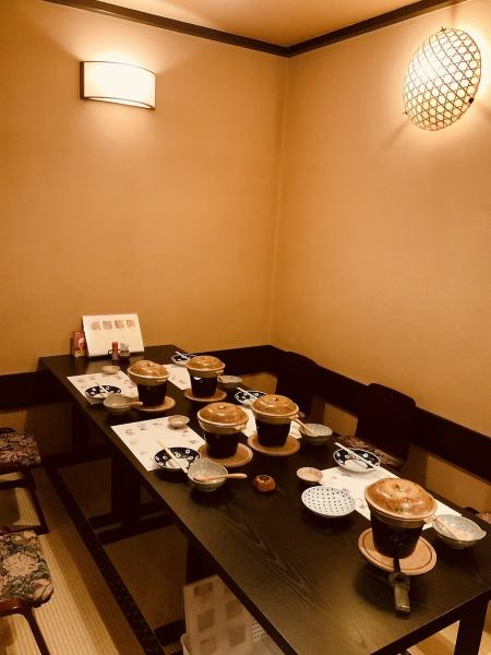 It is a private room-style tatami room with a calm, sepia-toned atmosphere.This is a seat for 3 to 5 people.The seats have a private space with shoji and sliding doors.