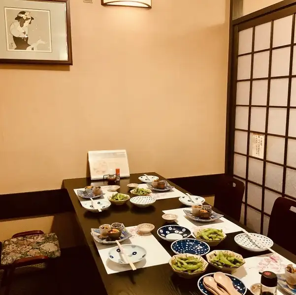 セピア色の落ち着いた雰囲気の個室風のお座敷になっております。3名様から5名様位のお席です。障子と突いたてでプライベートな空間のあるお席になっています。