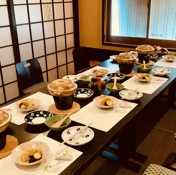 奥に広がる半個室お座敷。障子の取り外しで使い勝手色々。まわりを気にせず寛げます。最大20様位までのお部屋になります。