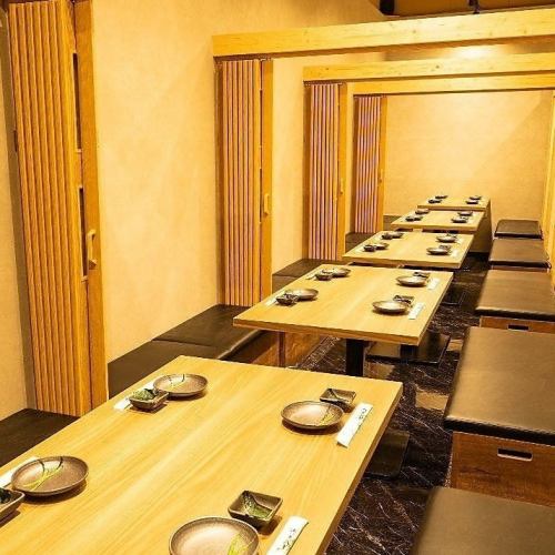 【テーブル席の完全個室｜2～4名様×8室】接待・会食や記念日、大切な方とのお食事に。2名様からご利用可能な和の落ち着いた雰囲気の完全個室は、大切な会食や仲間内との飲み会にご好評いただいております。周りを気にせずゆっくりとした時間をお過ごしください。