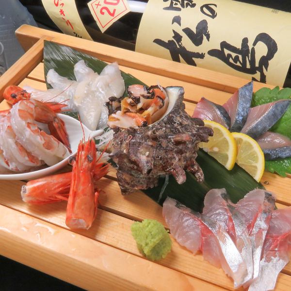 Uses seasonal fresh fish delivered directly from the market [Assorted sashimi]