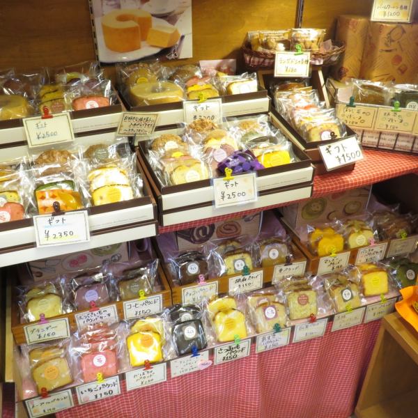 木目調の店内は明るく、正面のショーケースをはじめ美味しそうなスイーツがたくさん並んでおります。右側と左側には焼き菓子も展示しております。お祝いやご褒美、記念日やご進物・お土産などにもぜひご利用ください。