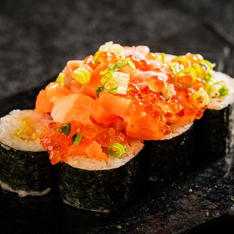 <Seafood>Seafood sushi topped with Bonkura's famous fresh seafood