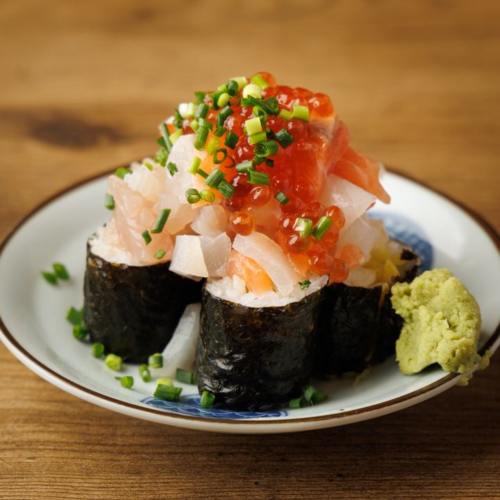 ぼん蔵名物の新鮮な魚介をぶっかけた海鮮巻き寿司！