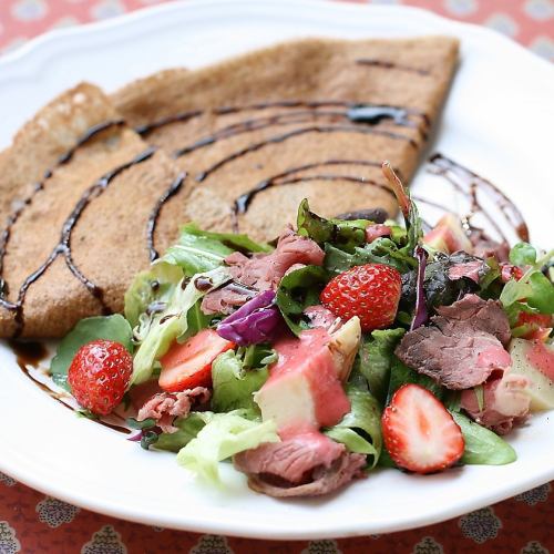 Strawberry and roast beef salad galette