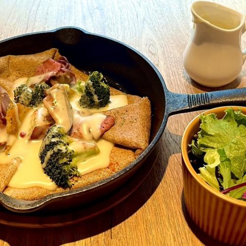 温野菜とローストビーフの4種チーズソースガレット