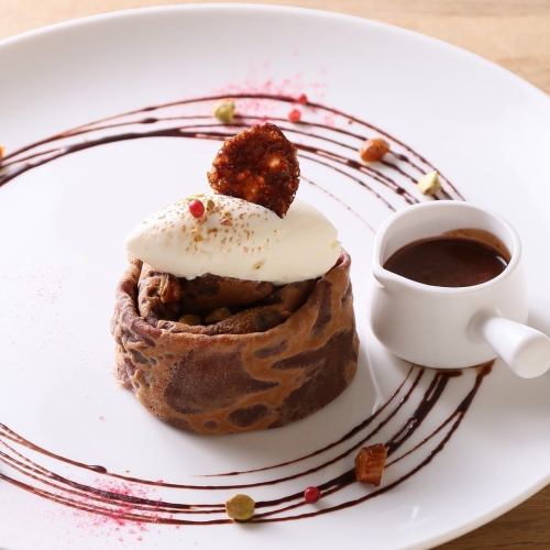 ダークチェリーとシナモンショコラのクレープ