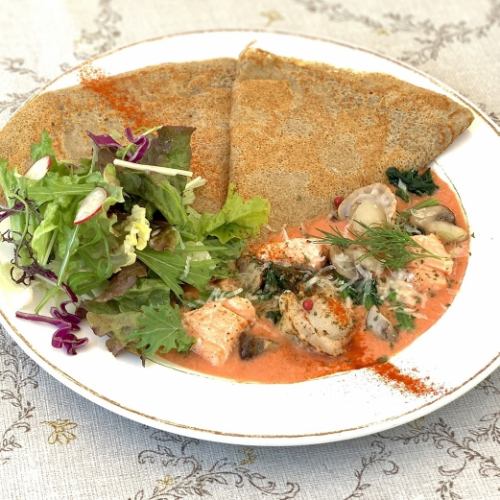 サーモンと帆立のトマトソースガレット