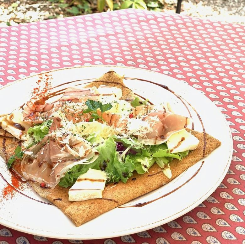 意大利熏火腿和葡萄柚薄饼