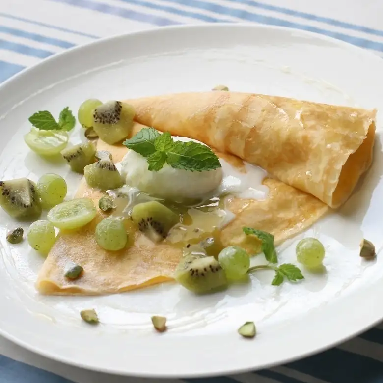 Muscat and kiwi crepe