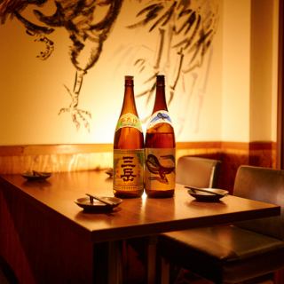 光の差し込む明るいテーブル席をご用意しております。太陽の光が心地よく差し込む窓際の席は、リラックスしたひとときを過ごすのに最適です。